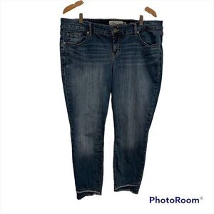 Torrid Women's Blue Denim TALL Cropped Ankle Jeans Fringe Hem Mid Rise Size 16T